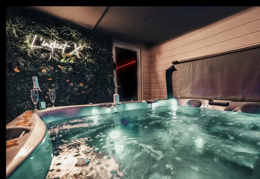 jacuzzi privatif de la chambre sm,dans nos loves rooms proche de bayeux